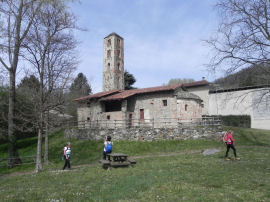 Arrivo alla Chiesa di San Pietro e Paolo in Pessano a Bollengo (34701 bytes)